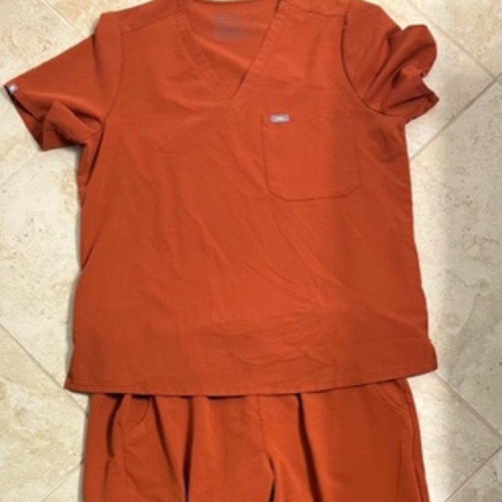 LIKE NEW ORANGE ZAMORA SCRUBS